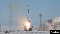 Старт российской ракеты-носителя «Союз» с космическим грузовиком «Прогресс» с космодрома Байконур. 