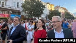  Председателят на Политическа партия Асен Василев и някогашният министър председател Николай Денков участваха в шествието, 18 юли 2025 година 