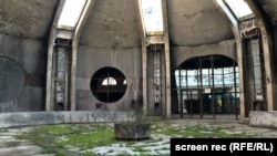 Plafon prokišnjava i kruni se po glavma zaposlenih u pošti u Skoplju
