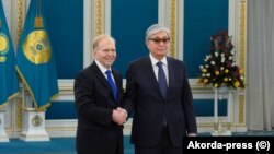 Посол США Уильям Мозер и президент Казахстана Касым-Жомарт Токаев в Акорде. Нур-Султан, 27 марта 2019 года.