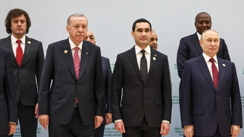 კობახიძე აშხაბადში ფორუმზე პუტინთან გადაღებულ ფოტოზე - სპეკულაციები აბსოლუტურად არასერიოზულია