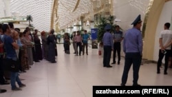 Aşgabadyň halkara aeroportundaky raýatlar we polisiýa işgärleri (Illýustrasiýa suraty)