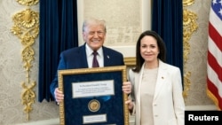 Лідэрка вэнэсуэльскай апазыцыі Марыя Карына Мачада ўручыла свой мэдаль Нобэлеўскай прэміі міру прэзыдэнту ЗША Дональду Трампу