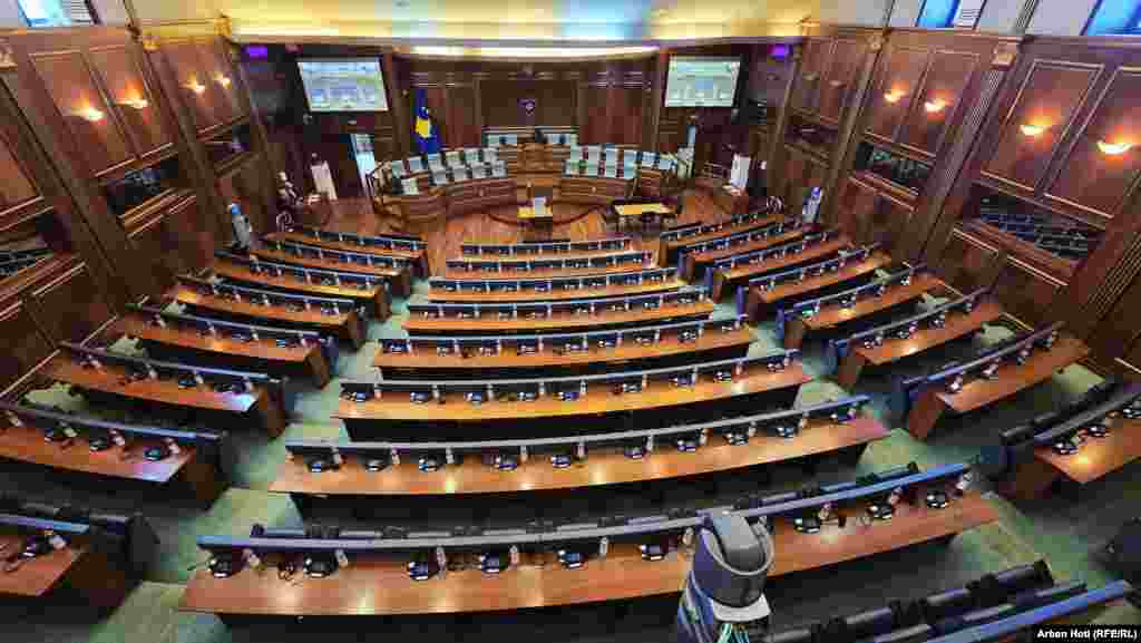 Salla bosh e Kuvendit të Kosovës para nisjes së vazhdimit të seancës për zgjedhjen e presidentit. Si rëndom, vazhdimi i seancës nuk nisi në orën 10:00, siç ishte planifikuar. 