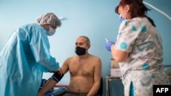 Първа доза ваксина срещу COVID-19 в България са получили по-малко от една десета от хората