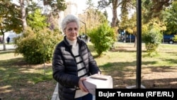 Violeta shihet duke mbajtur në duar protezën e gjirit të cilën e mori në klinikë.