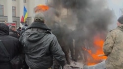 Столкновения между активистами и полицией под Верховной Радой (видео)