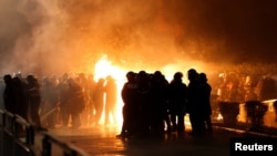 
Протестувальники кидають коктейлі Молотова в поліцію під час антиурядового протесту в Тірані, Албанія, 24 січня.