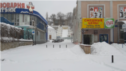 Улица Ленина и заснеженная малая Митридатская лестница в Керчи после снегопада, 19 февраля 2021 года