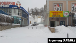 Улица Ленина и заснеженная малая Митридатская лестница в Керчи после снегопада, 19 февраля 2021 года