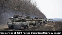 Украинские танки участвуют в учениях в неизвестном месте на востоке страны
