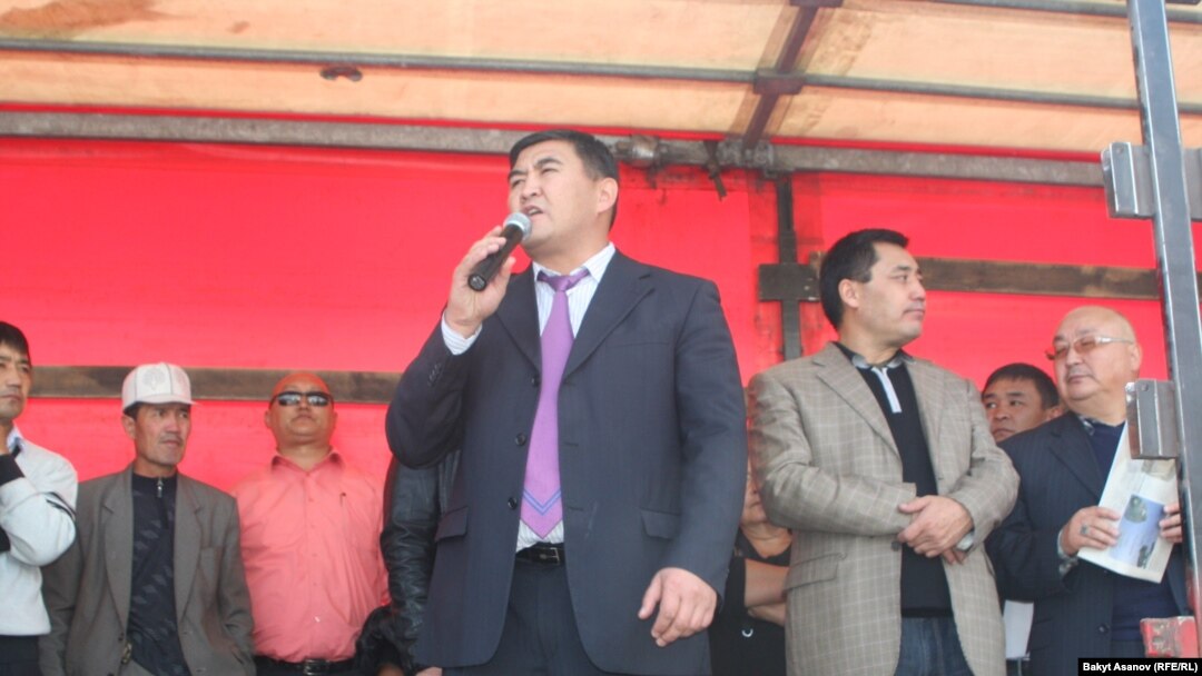 Ata-Jurt party leader Kamchybek Tashiev exhorted the crowd to "take power" ahead of the violence.