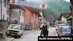 Izet Halilović, na proslavu Bajrama iz svog sela u Srebrenicu, godinama dolazi na konju u tradicionalnoj muslimanskoj nošnju