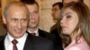 Vladimir Putin și Alina Kabaeva la o întâlnire cu echipa olimpică a Rusiei, Moscova, 4 noiembrie 2004. Imagine de arhivă