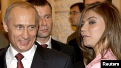 Vladimir Putin și Alina Kabaeva la o întâlnire cu echipa olimpică a Rusiei, Moscova, 4 noiembrie 2004. Imagine de arhivă