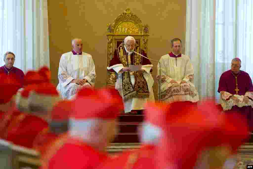 Vatican, 11 februarie 2013 - Papa Benedict al XVI-lea, &icirc;n v&acirc;rstă de 85 de ani, anunţă că va renunţa la fotoliul pontifical &icirc;n ultima zi a lui februarie. Este pentru prima data &icirc;n istoria ultimilor 600 de ani c&icirc;nd un suveran pontif demisionează. Papa Benedict a spus că nu mai are puterea să-şi &icirc;ndeplinească &icirc;ndatoririle. Vaticanul aşteaptă ca alegerea noului Papa să aibă loc &icirc;n luna martie.