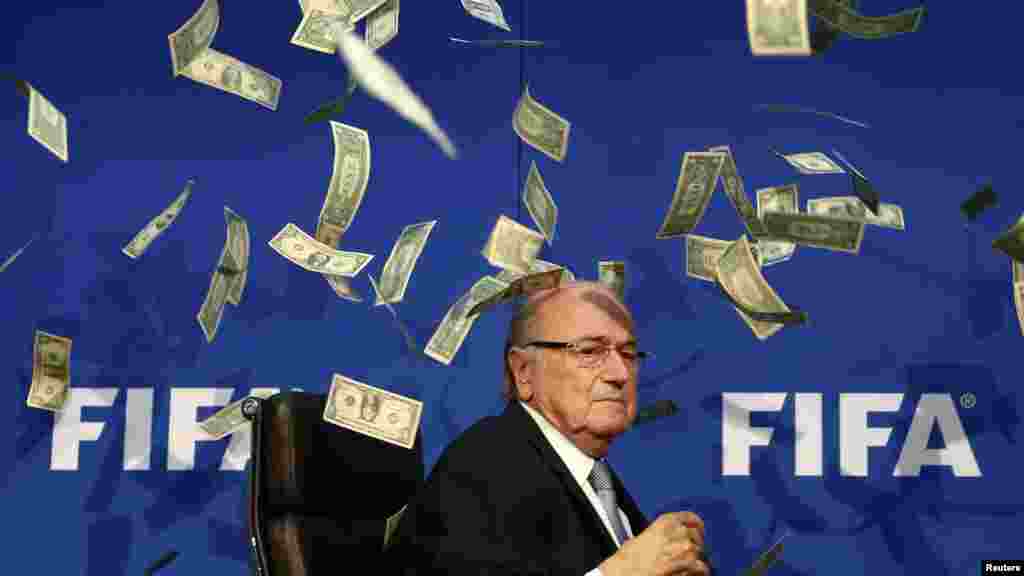 در یک کنفرانس مطبوعاتی در اعتراض به عملکرد سپ&zwnj;بلاتر و اتهامات فساد مالی، به سمت رئیس سابق فیفا اسکناس پرتاب شد. 