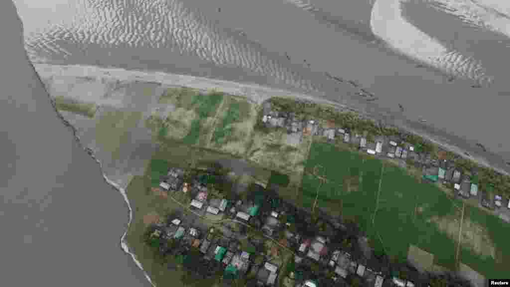 Ez a drónfelvétel a Moshaler Char szigetről készült. Ez az egyik olyan, Brahmaputrából kiemelkedő földdarab, amelyet fokozatosan magával sodor az óriási folyam 