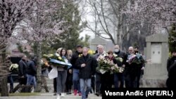 Delegacija Demokratske stranke na čelu sa predsednikom Zoranom Lutovcem na Novom groblju u Beogradu, 12. mart