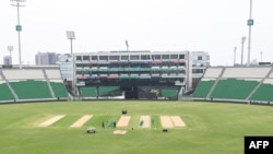 د کرکټ بورډ کارکوونکي په لاهور کې د پي اېس اېل سیالیو لپاره پېچونه تیاروي - د مارچ ۲۵مې انځور.