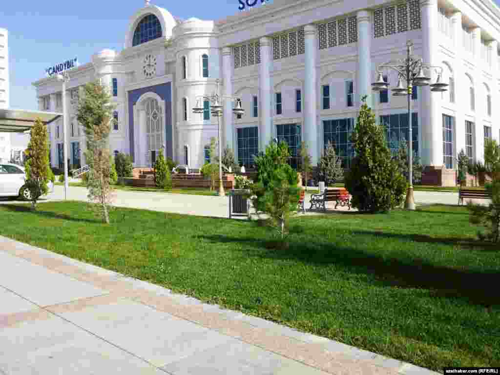 Aşgabadyň "Çandybil" söwda merkeziniň daşy