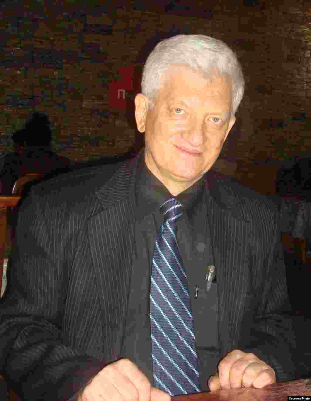 Навоий тоғ-кон металлургия комбинати кадрлар бўлими собиқ бошлиғи Леонид Лошаков.