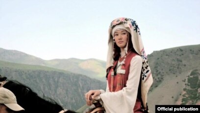 Жоғарғы жағындағы жалаңаш қыздың GIF