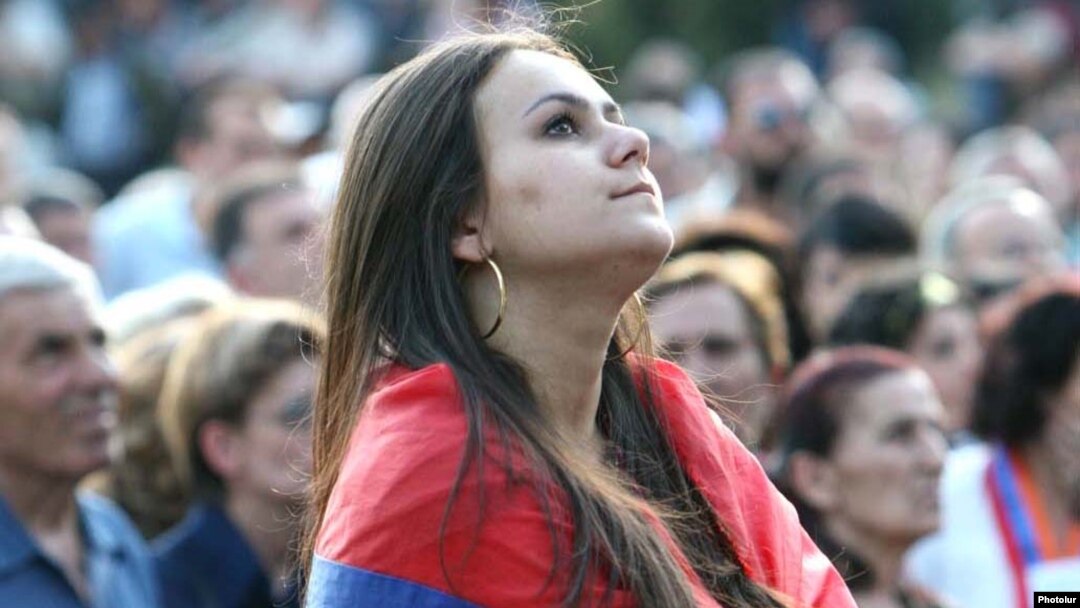 Консолидация внепарламентской оппозиции и массовые акции протеста в начале года изменили политический расклад в стране