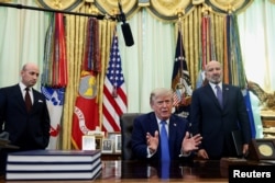 Predsjednik SAD Donald Trump potpisao je izvršne naredbe u Ovalnom uredu u Vašingtonu 6. avgusta.