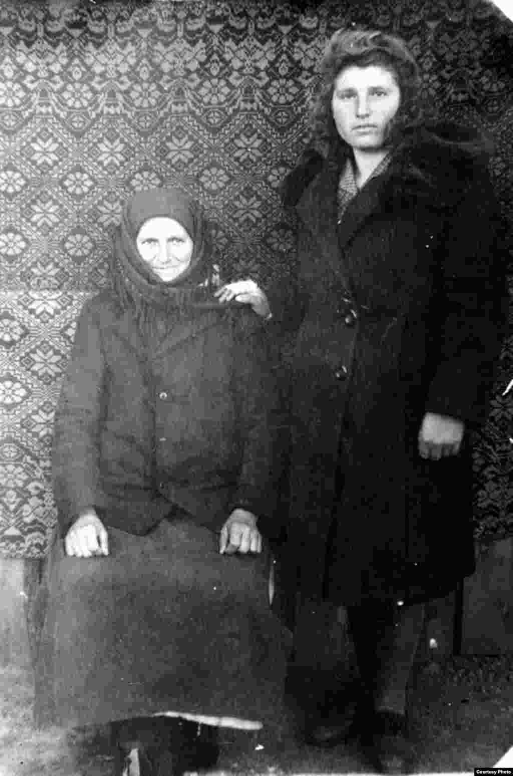 Moldoveni deportați de sovietici în 1941 - Din albumul Elenei Șișcan