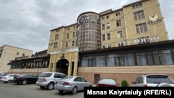 Этот отель является временным местом проживания 35 казахов, которые были доставлены домой из Афганистана. Алматы, 10 сентября 2021 года