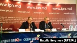 Moldova, Ion Madan, vicepreședintele asociației Pralamentul-90 (stânga) și secretarul Nicolae Misail. 