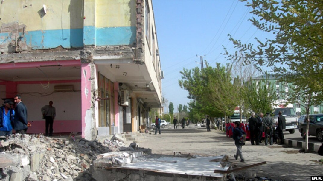 Sökülən bina, 9 aprel 2008