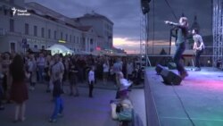 Трыа амэрыканскай сьпявачкі Мэры Макбрайд выступіла на сцэне ля канцэртнай залі «Верхні горад»