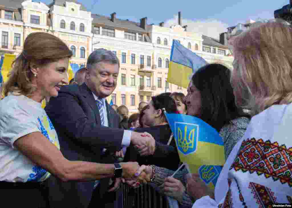 Петро Порошенко разом із дружиною Мариною вітаються з киянами, які прийшли відзначити День прапора