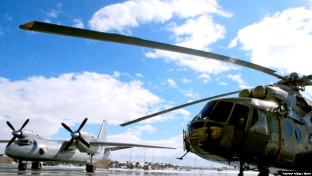 Ан-32 и Ми-17 на военном аэродроме в Кабуле