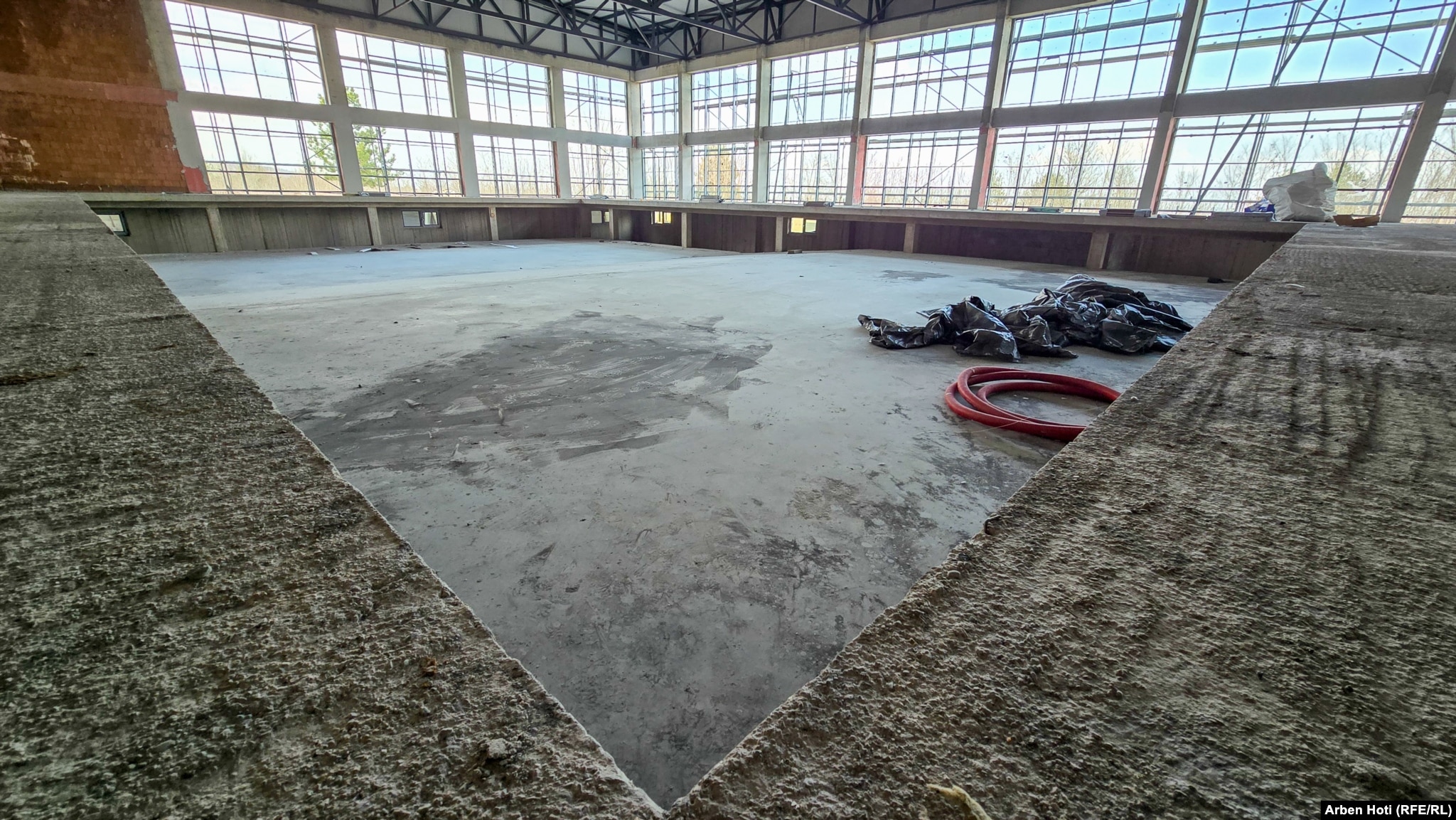 Pamje nga pishina gjysmolimpike në Podujevë.