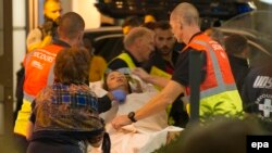 Парамедики оказывают помощь пострадавшим во время теракта в Ницце. 