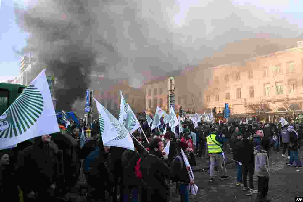 Fermierii din UE flutură steaguri ale principalului sindicat de profil din Franța, FNSEA (Federation Nationale des Syndicats d'Exploitants Agricoles), lângă Parlamentul European, în Piața Luxemburg, pe 18 decembrie 2025.Protestul este organizat de Copa-Cogeca, principala asociație care reprezintă fermierii și cooperativele agricole din UE.Protestul fermierilor europeni are loc în ziua summitului EUCO (Consiliul European).