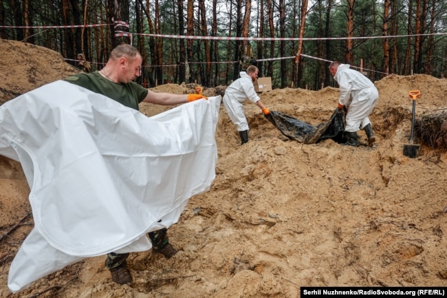 Масові поховання неподалік від Ізюму, Харківська область, виявлені після деокупації, вересень 2022 року