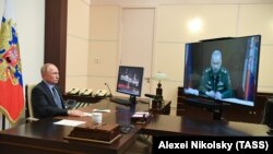 Президент России Владимир Путин в режиме видеоконференции проводит встречу с министром обороны Сергеем Шойгу и другими членами правительства по вопросу Нагорного Карабаха. Москва, 13 ноября 2020 года.