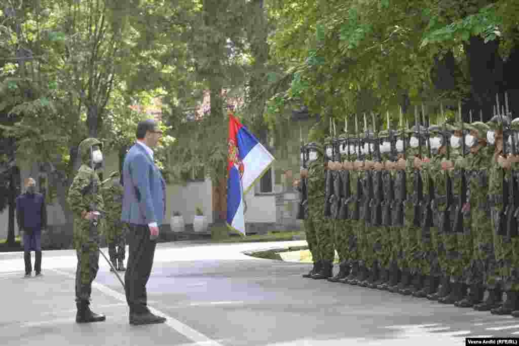 Aleksandar Vučić, predsednik Srbije, je tokom posete kasarni &quot;Dedinje&quot;, povodom početka organizovane vakcinacije vojnih lica rekao da misli da je načelnik Generalštaba Srbije doneo&nbsp; odluku da vakcinaciju učini &quot;prilično obaveznim&quot; za pripadnike oružanih snaga. Na fotografiji Vučića pozdravlja postrojen vod pripadnika Vojske Srbije.&nbsp;