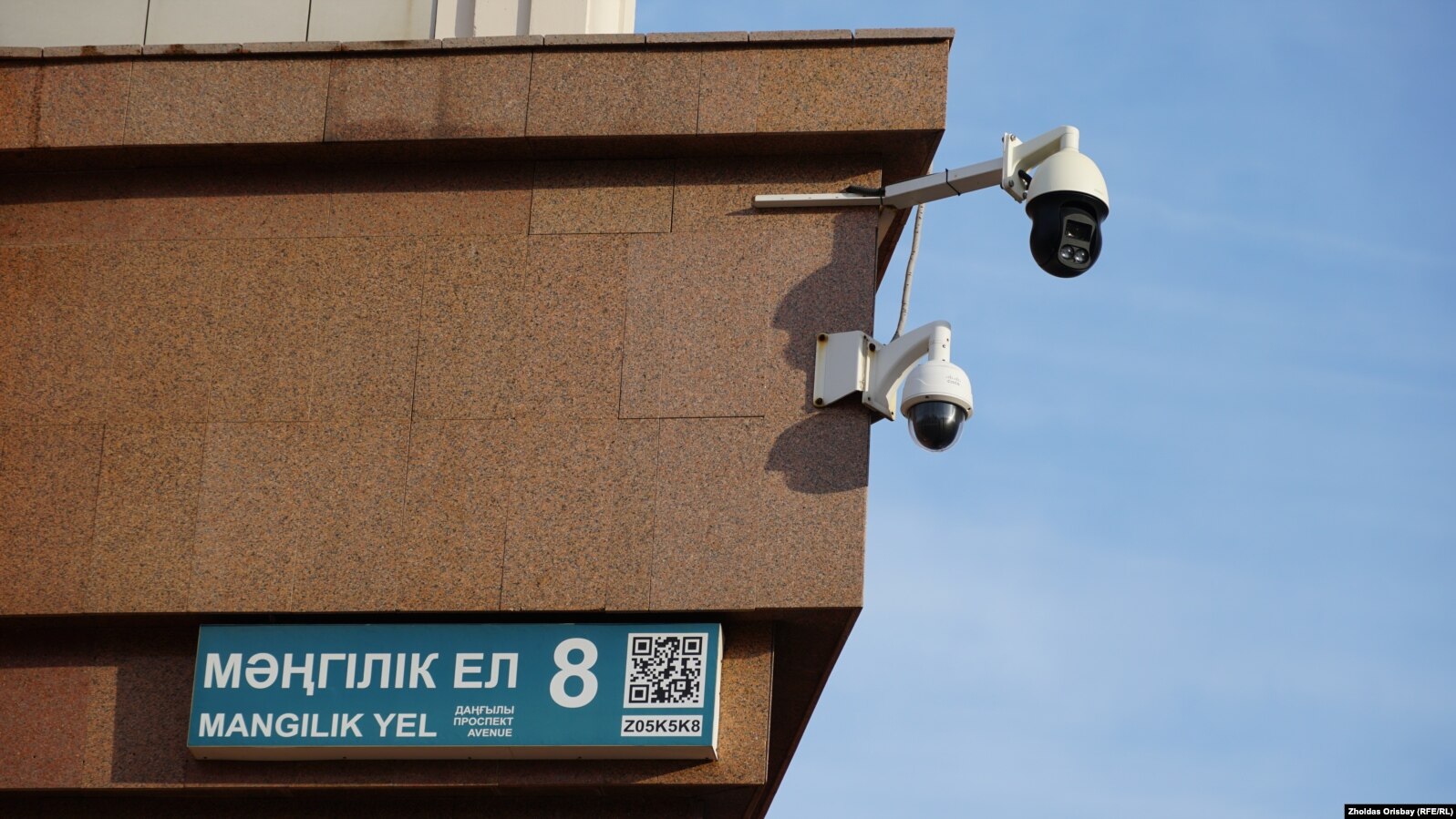 Një kamer e prodhimit kinez e vendosur në ndërtesën e një ministrie në Astana të Kazakinistanit.