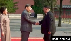  Българският вицепремиер Атанас Зафиров се среща с китайския президент Си Дзинпин на военния церемониал в Пекин, 3 септември 2025 година 