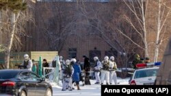 Полиција пред училиштето во Сибир во кое беше извршен напад во јануари, годинава 
