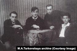 Слева направо: Арсений Тарковский, Юрий Никитин и др. Елисаветград, 1924–1925 гг.
