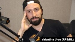 Alexandru Bordian în studioul Europei Libere de la Chișinău 