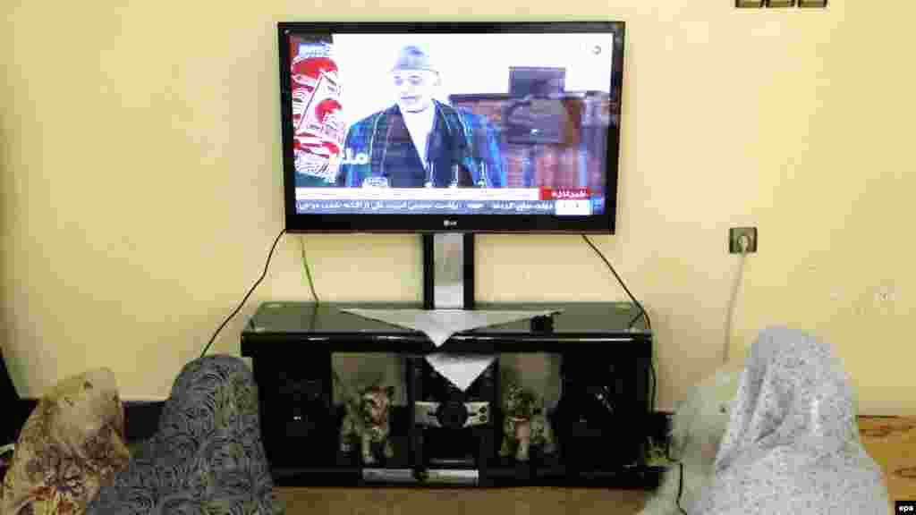 Afghan women watch a live&nbsp;broadcast of the swearing-in ceremony of Afghan President Ashraf Ghani, in Herat on September 29. (epa/Jalil Rezayee) 