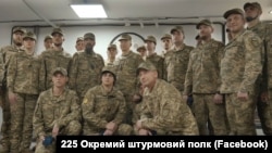 Бійці 225-го окремого штурмового полку разом з головнокомандувачем Олександром Сирським позують для спільного фото