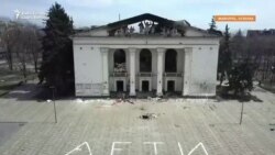 Rămășițele teatrului din Mariupol după bombardamentele rusești 